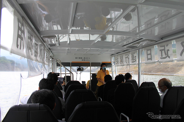 水陸両用バスの車内(船内)