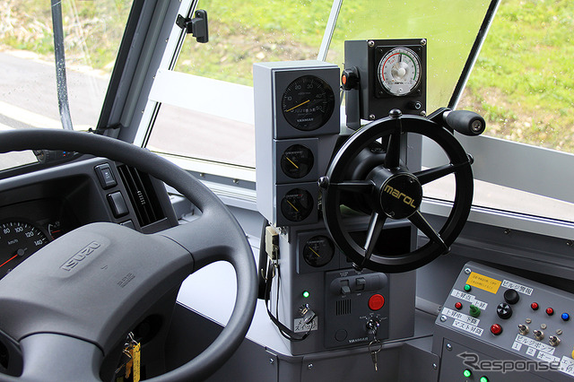 水陸両用バスの運転席。右に操舵用ステアリングがある。
