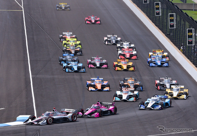 ポール発進の#12 パワー(写真先頭)は決勝20位に終わることに。