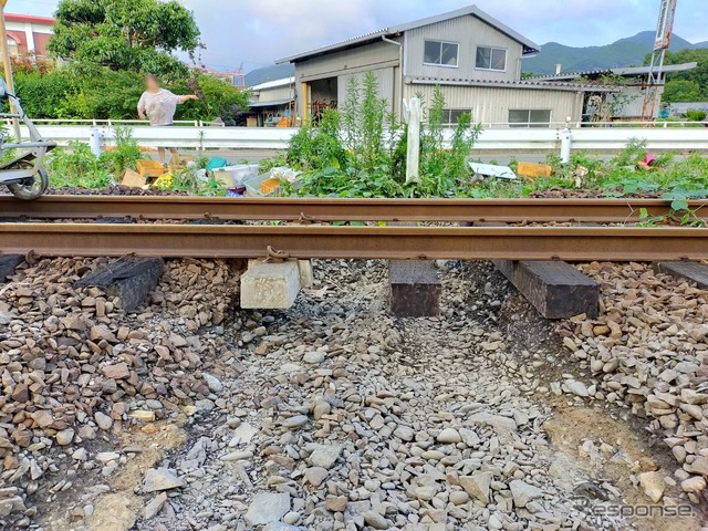 道床が流出した、肥薩おれんじ鉄道たのうら御立岬公園～肥後田浦間の軌道。