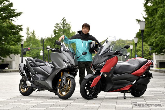 ヤマハ TMAX560 TECH MAX(左)と XMAX(右)に青木タカオ氏が試乗