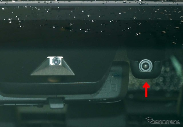 フロントウインドウ側に取り付けられた2つのカメラ。右側が「デジタルインナーミラー」用カメラ(矢印)