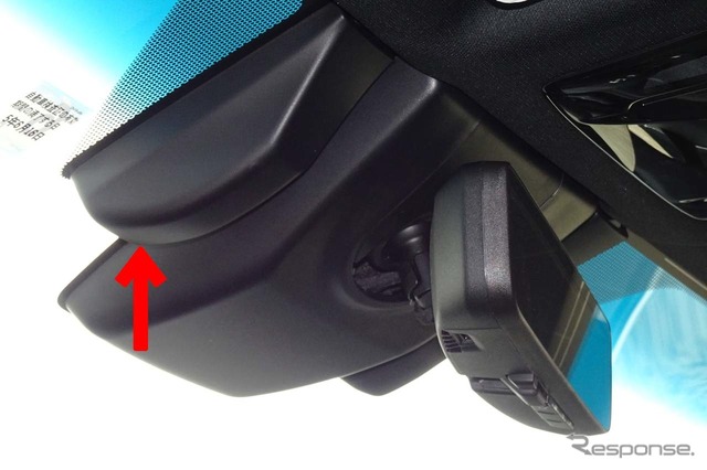 車内側から撮影した「デジタルインナーミラー」用カメラ(矢印)