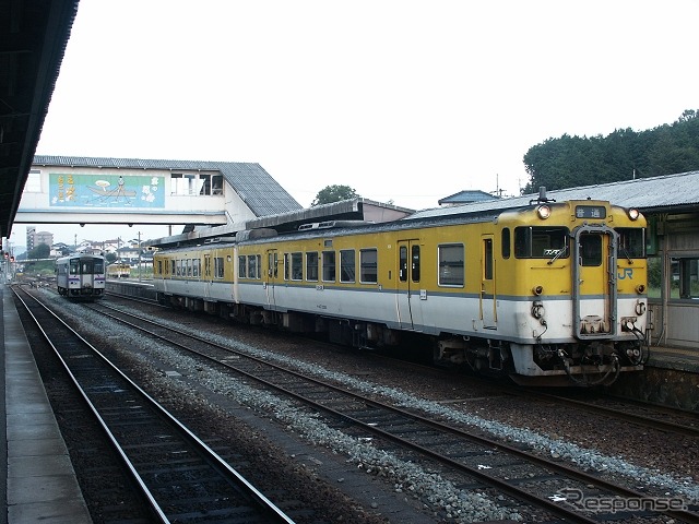 7月15日の芸備線は東城～下深川間の120km余りで広範囲に運行を見合わせている。備後落合～下深川間は再開の見通しが立たず、写真の三次駅では車両が取り残されている。