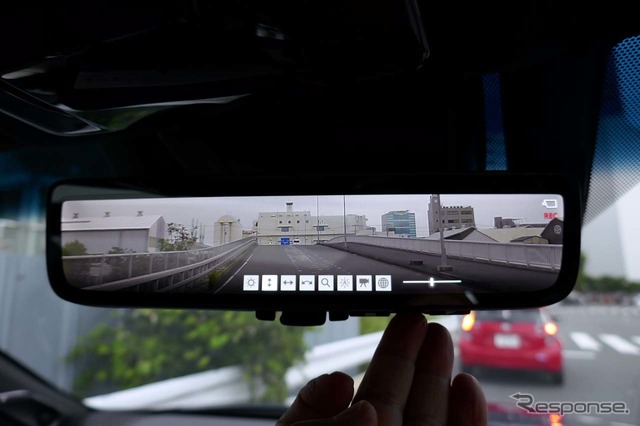 新型ハリアーに搭載された「デジタルインナーミラー(前後方録画機能付)」。各種設定にはミラー下のボタンを押して操作する