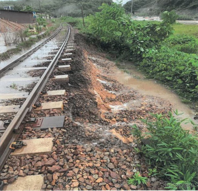 路盤が流出した芸備線西三次～志和地（しわち）間の現場。この区間を含む三次～下深川間ではバス代行が開始された。　