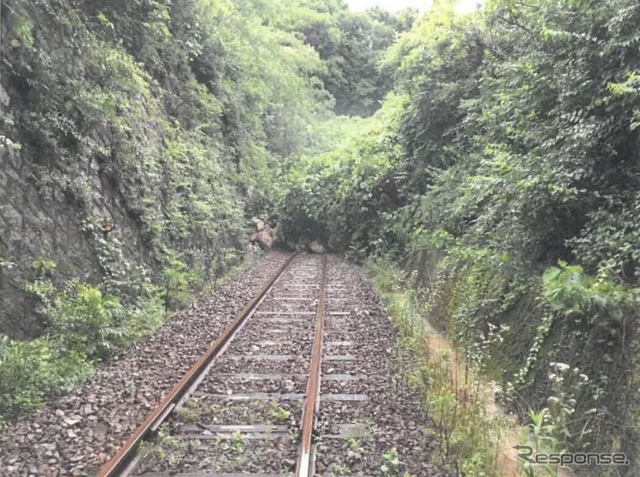 斜面が崩落した福塩線吉舎～三良坂間の現場。同区間を含む塩町～府中間でもバス代行が開始された。