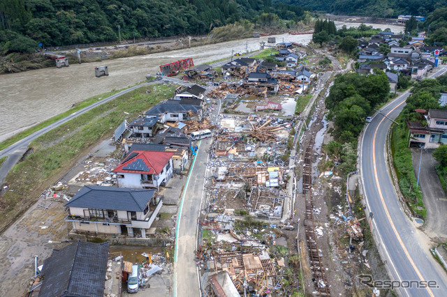 被災した肥薩線。画面上方、奥が流失した第2球磨川橋梁（7月8日、熊本県球磨郡）