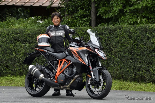 KTM 1290スーパーデュークGTと鈴木大五郎