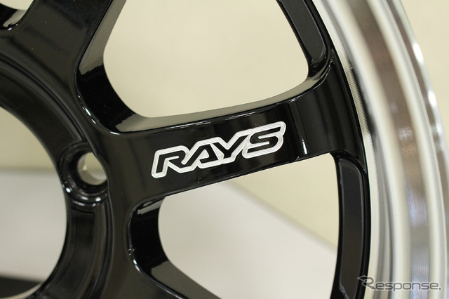 ロゴなどを切削する“RAYS ADVANCED MACHINING TECHNOLOGY(通称:A.M.T. )”