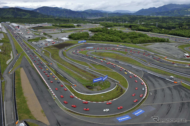 ギネス世界記録　フェラーリ490台のパレード
