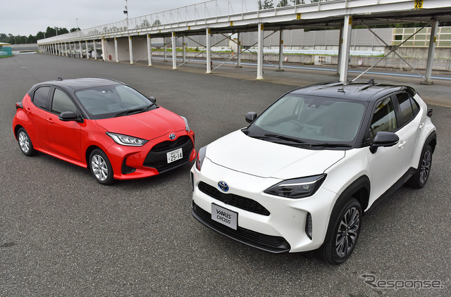 トヨタ ヤリスクロス(白)とヤリス(赤)