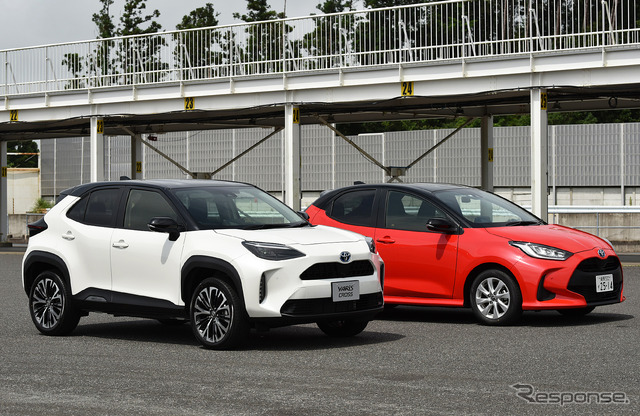 トヨタ ヤリスクロス(白)とヤリス(赤)