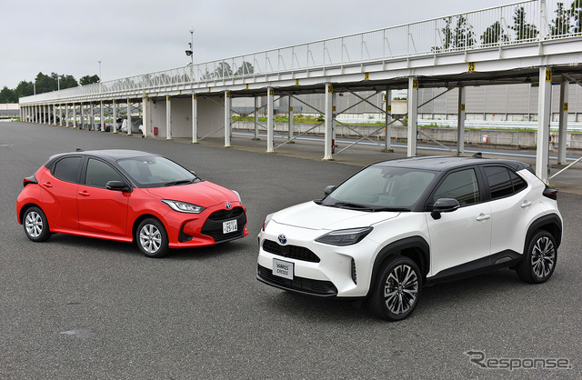 トヨタ ヤリスクロス(白)とヤリス(赤)