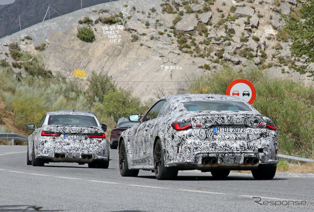 BMW M3セダン(奥)&M4クーペ(手前)新型プロトタイプ(スクープ写真)