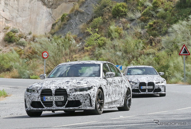 BMW M3セダン（手前）＆M4クーペ（奥）新型プロトタイプ（スクープ写真）