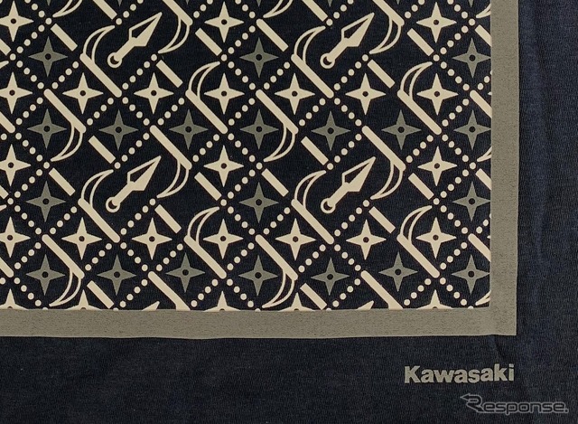 カワサキ デザインTシャツ（忍者）。正面のプリントは、鎖帷子（くさりかたびら）をイメージし、クナイやカマ、手裏剣の柄でデザイン