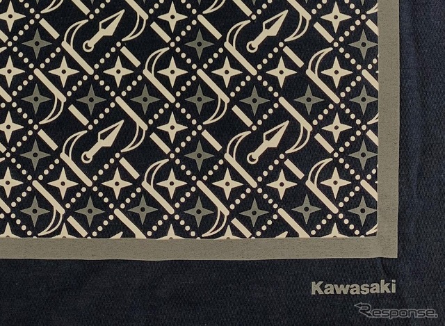 カワサキ デザインTシャツ(忍者)。正面のプリントは、鎖帷子(くさりかたびら)をイメージし、クナイやカマ、手裏剣の柄でデザイン