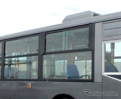ウィンドバイザーを装着した大型路線バス、エアロスター