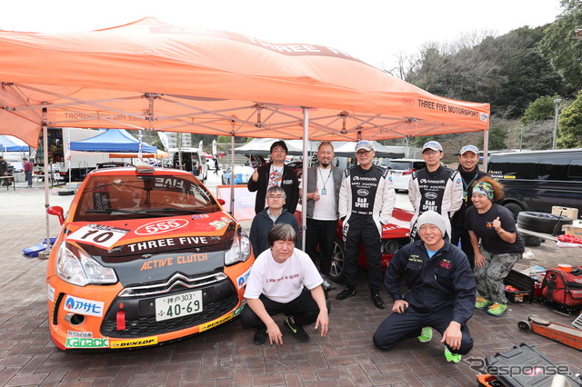 THREE FIVE MOTORSPORTのメンバーと福永修さん（右手前）