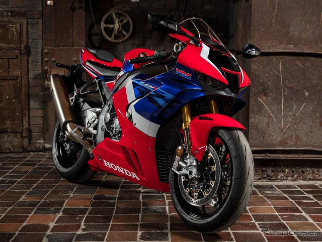 独レッドドット・デザイン博物館のセンターステージに展示されたホンダ CBR1000RR-R ファイアブレードSP