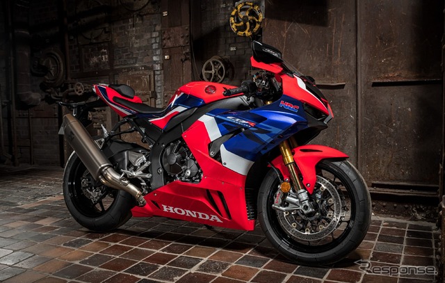 独レッドドット・デザイン博物館のセンターステージに展示されたホンダ CBR1000RR-R ファイアブレードSP