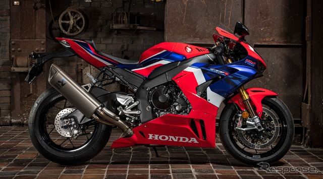 独レッドドット・デザイン博物館のセンターステージに展示されたホンダ CBR1000RR-R ファイアブレードSP