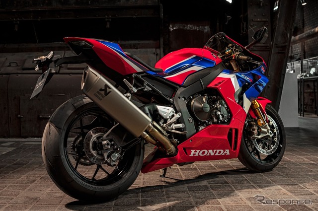 独レッドドット・デザイン博物館のセンターステージに展示されたホンダ CBR1000RR-R ファイアブレードSP