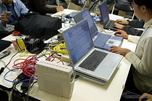 【オートサロン2002続報】幕張臨時分室のモバイルLAN、気になるFOMAは?