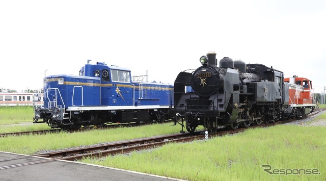 C11 325(向かって右、前)とDE10 1109(南栗橋車両管区)