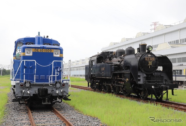 C11 325(向かって右)とDE10 1109(南栗橋車両管区)