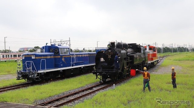 C11 325(向かって右、前)とDE10 1109(南栗橋車両管区)