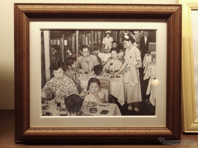 グランスタ東京「STATION RESTAURANT THE CENTRAL」（洋食レストラン）に飾られている過去の食堂車の写真