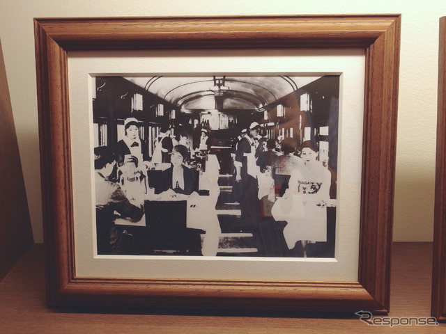 グランスタ東京「STATION RESTAURANT THE CENTRAL」(洋食レストラン)に飾られている過去の食堂車の写真