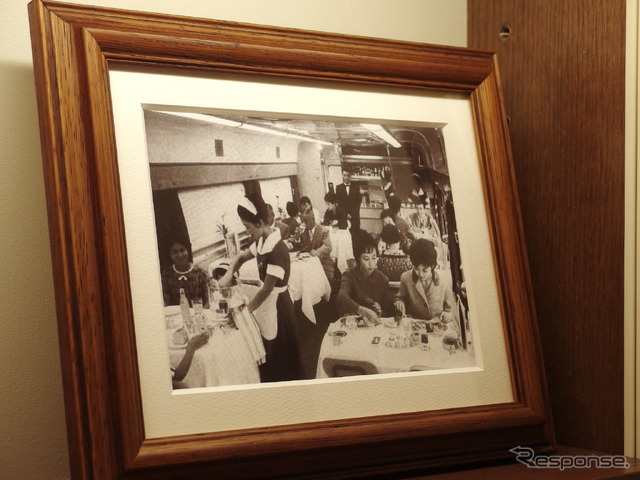 グランスタ東京「STATION RESTAURANT THE CENTRAL」(洋食レストラン)に飾られている過去の食堂車の写真