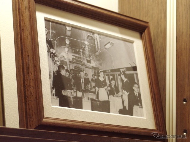 グランスタ東京「STATION RESTAURANT THE CENTRAL」（洋食レストラン）に飾られている過去の食堂車の写真