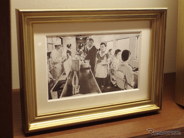グランスタ東京「STATION RESTAURANT THE CENTRAL」(洋食レストラン)に飾られている過去の食堂車の写真