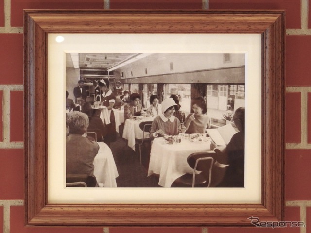 グランスタ東京「STATION RESTAURANT THE CENTRAL」(洋食レストラン)に飾られている過去の食堂車の写真