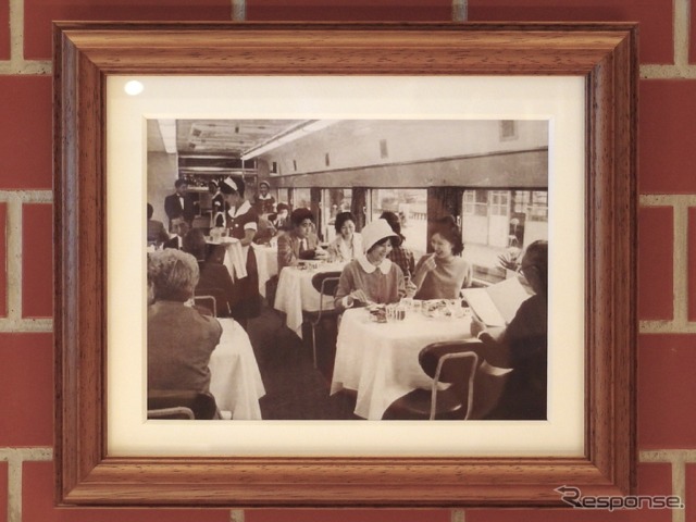 グランスタ東京「STATION RESTAURANT THE CENTRAL」（洋食レストラン）に飾られている過去の食堂車の写真