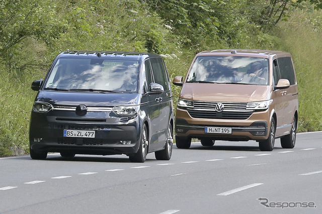 VW T7 市販型プロトタイプ(左)と現行モデルのT6(右)を捉えたスクープ写真