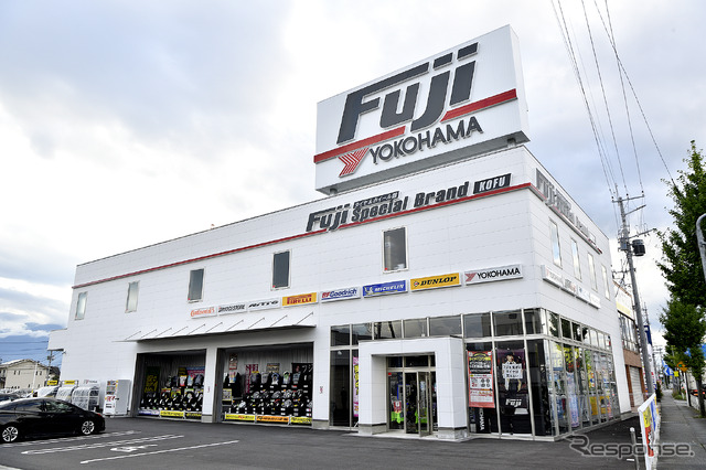 今回、新型ハリアーのホイール装着を実施したのは山梨県甲府市国母7-9-42にある「タイヤ&ホイール館 フジスペシャルブランド 甲府店」だ。国産車/輸入車に限らず幅広い車種の知識も豊富なお店。適合情報なども全国のグループ店で共有することから、かなり“攻めたセッティング”も相談に乗ってくれる。SUV系はトレンドにも敏感で、タイヤセレクトを含めて充実のアドバイスが聞けそうだ。