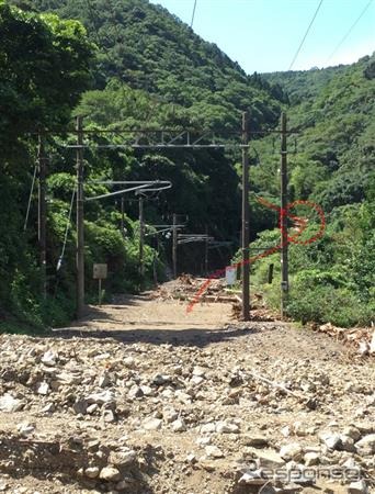 最も被害が大きい海浦～佐敷間の佐敷トンネルの状況（7月30日時点）。土石流がトンネル坑口で向きを変えて軌道に流れ込んだ。