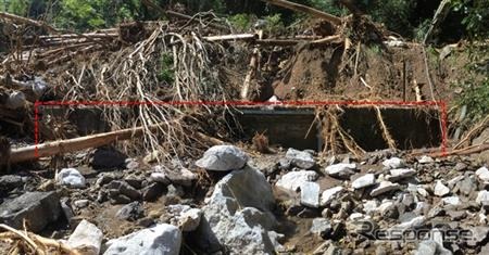最も被害が大きい海浦~佐敷間の佐敷トンネルの状況(7月30日時点)。土砂の中からトンネル坑口の上端が顔を出している。