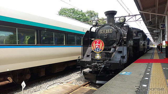 東武日光駅に入線したSL大樹 C11形207蒸気機関車