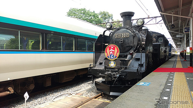 東武日光駅に入線したSL大樹 C11形207蒸気機関車