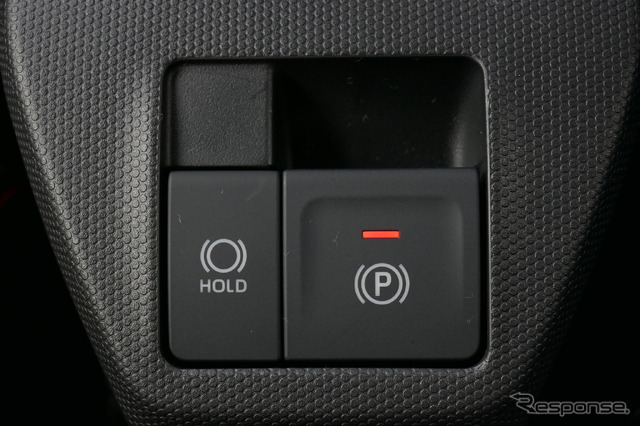 ダイハツ車として初めて搭載した電動パーキングブレーキ(右)。ホールドスイッチも装備された