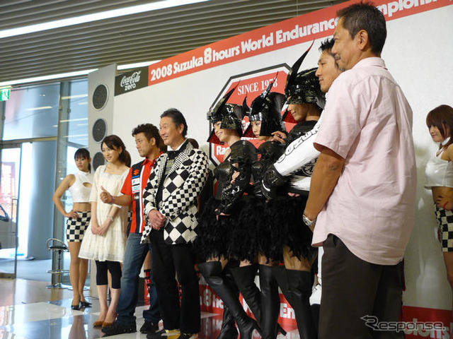 【鈴鹿8耐 08】山本寛斎が戦国風レースクイーンと登場!