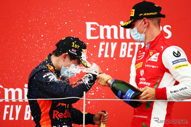 ミック・シューマッハに祝福される角田(2020年FIA-F2第5戦シルバーストン、表彰式)