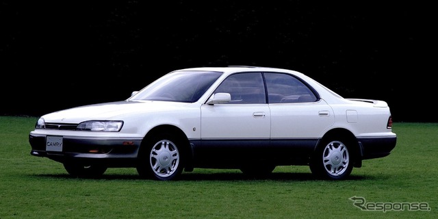 4代目トヨタ・カムリ(1990年)。写真はハードトップ。