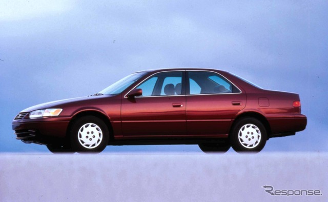 6代目トヨタ・カムリ(1996年、写真は北米仕様)。日本市場で当初はカムリグラシアと呼ばれ、5代目よりやや上級志向で、5代目も併売された。1999年に5代目の販売終了に伴いカムリの車名になる。